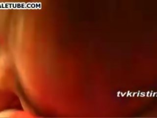 Kinky tv dominates en slave og feeds ham med sæd