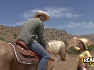 متفوق امرأة سمراء في سن المراهقة نزوة امرأة ميسي حجر في الهواء الطلق cowboy أسلوب اللعنة