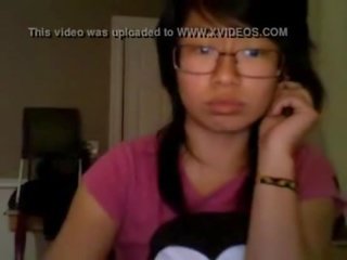 Thai chick flashes ass and pussy-plays