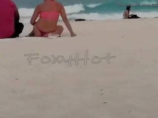 Mostrando el culo en tanga por la playa y calentando sebuah hombres&comma; solo dos se animaron sebuah tocarme&comma; video completo en xvideos merah