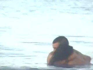 Chaud à trot couple baise en la mer
