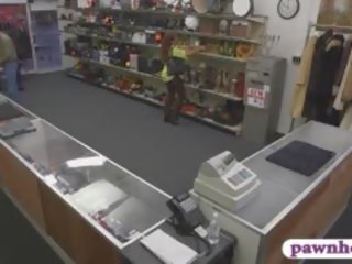 Гаряча mademoiselle в окуляри трахкав по pawnkeeper на в pawnshop