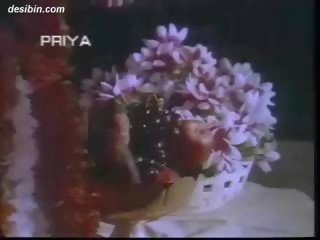 Desi suhaag raat masala film a hindi kapani-paniwala masala video nagtatampok stripling unpacking kaniya asawang babae sa una gabi