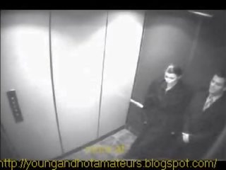 ひよこ 吸います 彼女の ボス アット elevator のために a 支払い 上げる