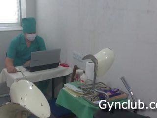 Pemeriksaan di itu ginekologi kursi dari sebuah penis buatan dan sebuah penggetar (04)