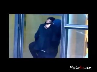 Hijab guru tertangkap berciuman oleh kamera pengintai