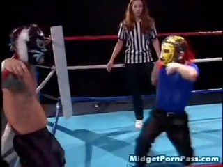 ミゼット wrestler copulates ザ· 魅力的な referee