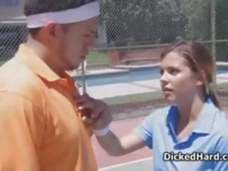 Stor mes tonårs körd på tennis domstol
