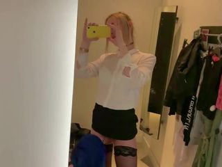 Sucé de une translady en une robe salle