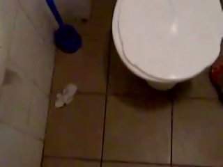 Amateur cd en toilettes