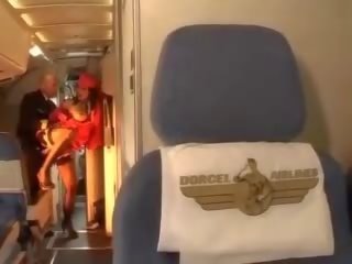 Brinner stewardessen rider en penisen inuti båda hål
