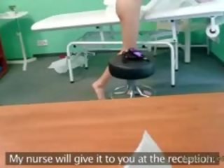 מְקוּעַקָע שחרחורת מזוין על ידי חובש ב מְזוּיָף בית חולים