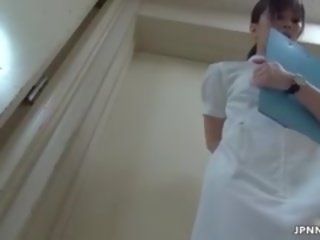 Provoserende asiatisk sykepleier går gal