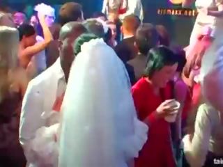 Glorious oversexed brides смоктати великий крани в публічний