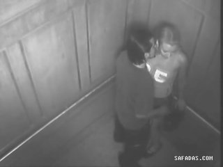 कपल है सेक्स चलचित्र में elevator forgot वहाँ होती हे एक कैमरा