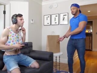 Manroyale gamer jonge homo toepassingen nauw bips naar tip delivery driver