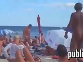 Intercambio de parejas teniendo diversión al aire libre en un playa