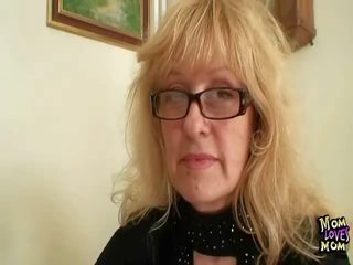 Hot mom aku wis dhemen jancok guru has porno herself not far from a toy