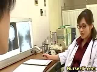 Aziýaly woman medic el bilen işlemek