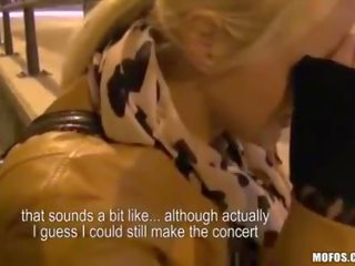 Amateur blondine paid geld voor anaal xxx film in publiek