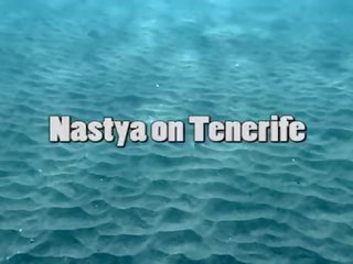 Mignonne nastya nage nu en la mer