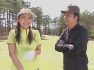 ティーン golfer 取得 彼女の ピンク 砲撃 上の ザ· green!