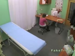 Erotico paziente scopata da medici membro in un ufficio