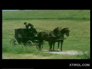 Klasik rambut pirang muda wanita alat kemaluan wanita menjilat di sebuah carriage