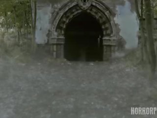 Horrorporn তরুণ মহিলা পাকান মধ্যে unnatural অবস্থানের