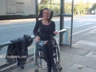 Paraprincess на открито ексхибиционизъм и мигане wheelchair вързани курабийка представяне