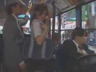 Warga asia remaja kekasih meraba dalam bas oleh kumpulan
