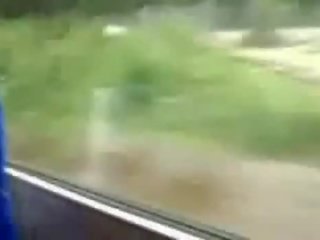 Grown молодий леді мастурбує в потяг недосвідчена