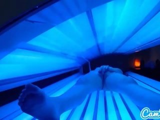 Тийн латино получава заловени триене тя клитор докато използвайки а tanning легло