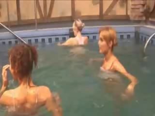 Atractivo lezboes en la nadando piscina