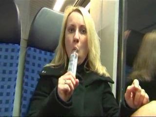 जर्मन एस्कॉर्ट masturbates और गड़बड़ पर एक ट्रेन
