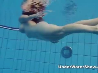 Redheaded rys plávanie nahé v the bazén