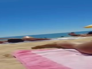 Jujur seksi rambut coklat lassie sempurna bokong tanning di itu pantai