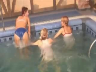Attractive lezboes em o a nadar piscina