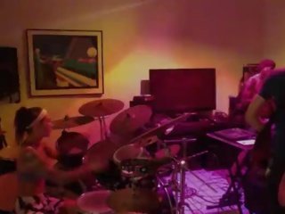 Felicity feline 長 drum 和 jam 同 朋友 在 los angeles 背後 該 場景