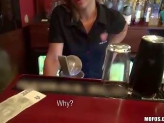 業餘 barmaid 支付 為 臟 電影 在 該 酒吧